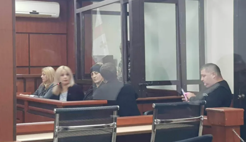 14 წლის გოგონას განზრახ მკვლელობის საქმეზე, მოკლულის დედას და ბიძას პატიმრობა შეეფარდა