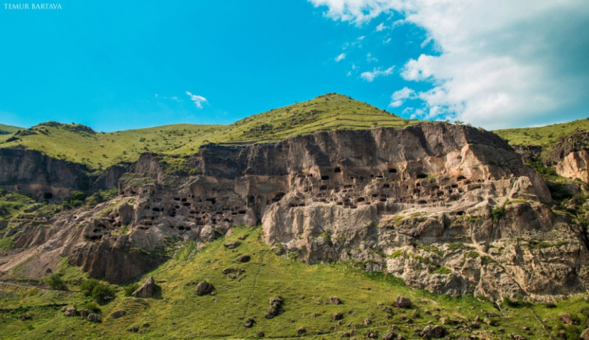 ვარძია - ქალაქი, ციხესიმაგრე თუ სასაფლაო?