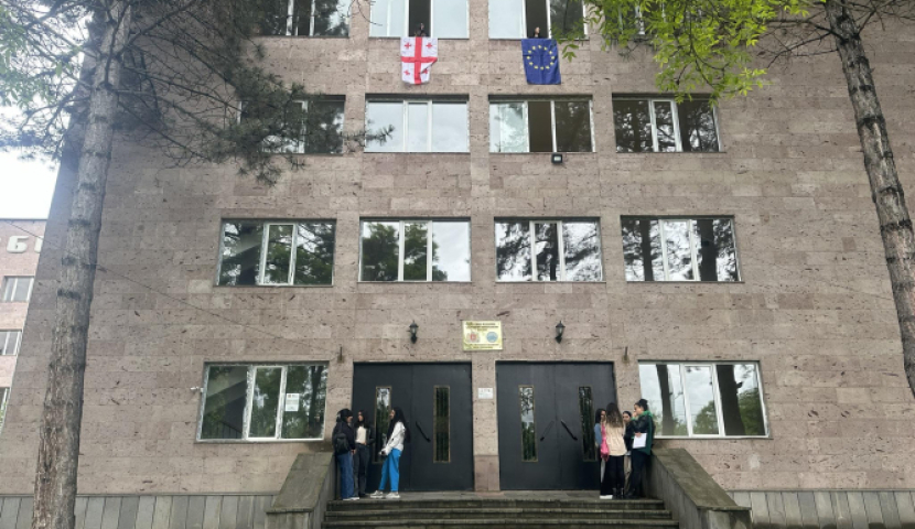 ახალციხეში, უნივერსიტეტის შენობიდან, სტუდენტებმა, საქართველოსა და ევროკავშირის დროშები გადმოფინეს