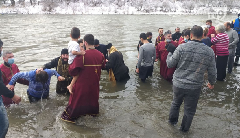 ახლციხეში, მდინარეზე განბანვის რიტუალი მიმდინარეობს