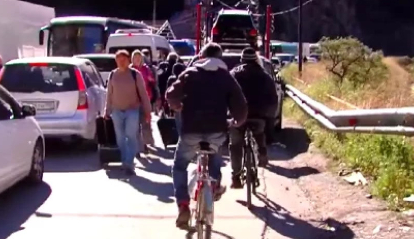 «Փակե՛ք Լարսը»- հանրահավաք՝ Արդարադատության տան մոտ