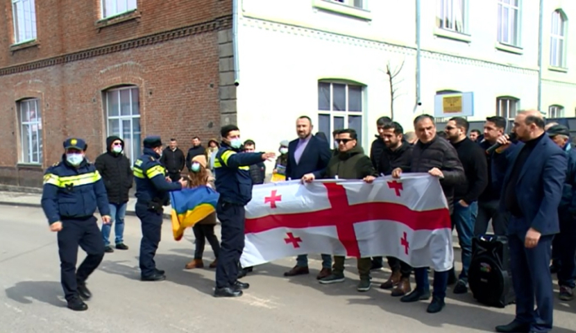 "ნაძირლების ხროვა" - სიტყვიერი დაპირისპირება და შეურაცხყოფა აქციაზე