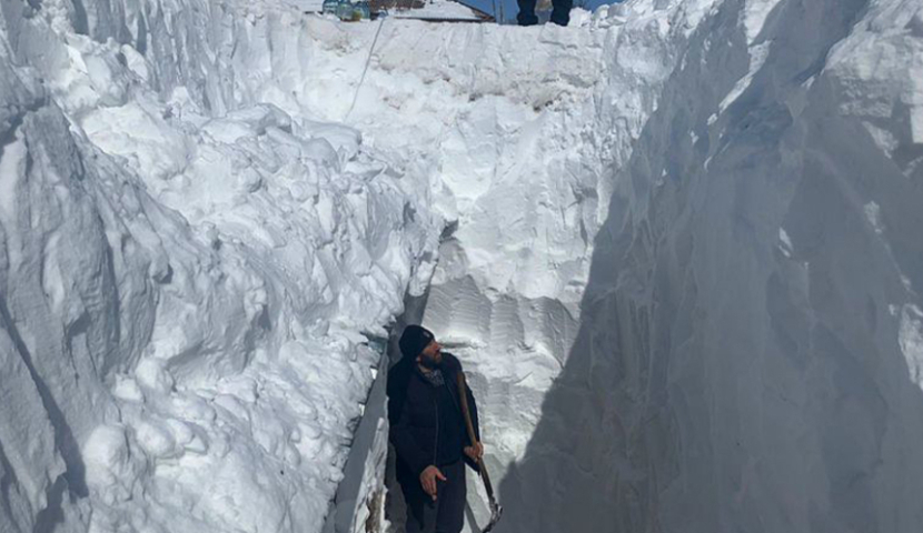 თოვლში ჩაფლული სახლები პატარა სამსარში და მშობიარე, რომელიც სასწრაფო დახმარების მანქანამდე ტრაქტორით მიიყვანეს