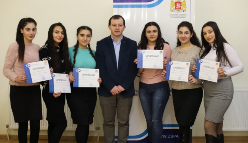 ჟვანიას სკოლამ ახალციხეში „სახელმწიფო ენის სწავლების პროგრამის“ კურსდამთავრებულებს სერტიფიკატები გადასცა