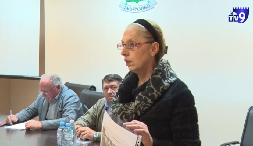 თამარ გოგოლაძემ საკრებულოს სხდომა პროტესტის ნიშნად დატოვა (ვიდეო)