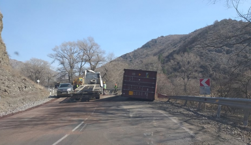 ახალციხე-ასპინძის გზაზე ტრაილერი გადაბრუნდა