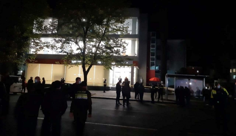 გამტაცებელმა მძევლებთან ერთად ბანკი დატოვა და პოლიციის ავტომობილში ჩაჯდა