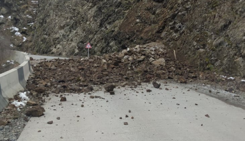 ახალციხე - ურავლის გზაზე მიწა ჩამოიშალა