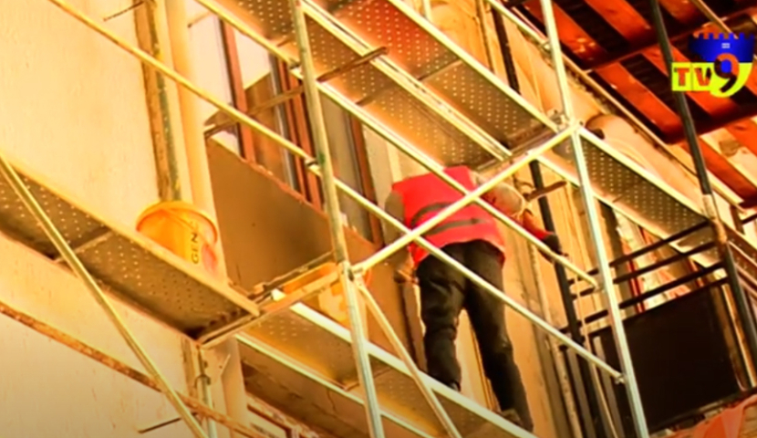 "ხელოსნები თვითნებურად ავიდნენ სახურავზე" - რას ჰყვებიან მუშის გარდაცვალებაზე