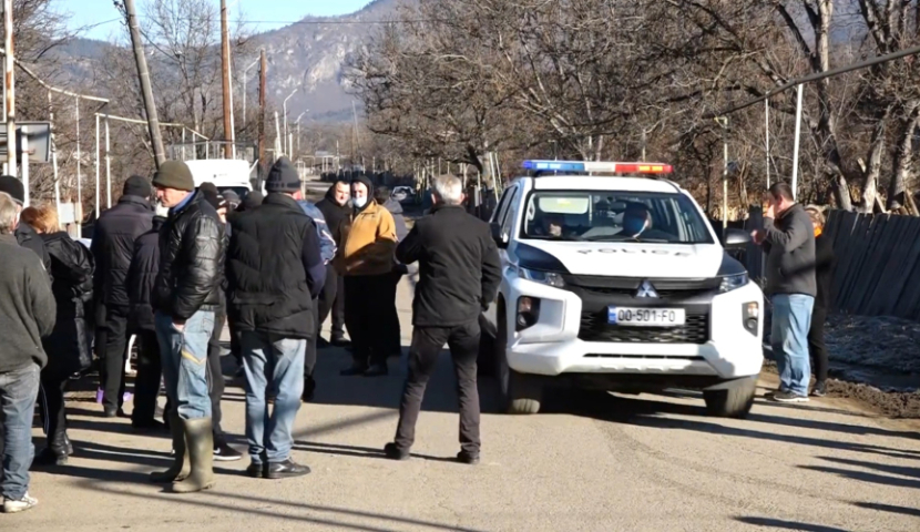 სახლები თავზე გვენგრევა - ვარხნის მოსახლეობა