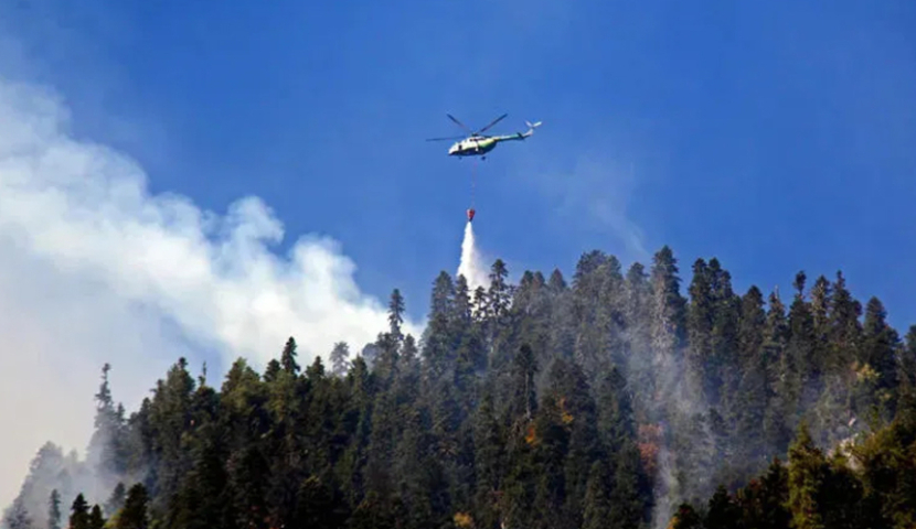 ბორჯომში ხანძრის ქრობის პროცესი სამმა ვერტმფრენმა განაახლა