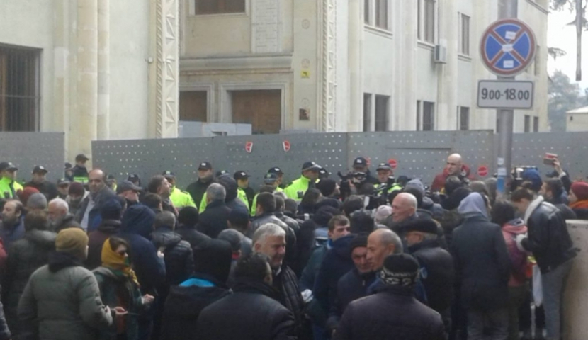 რკინის კედელი და ქაღალდის თვითმფრინავები პარლამენტთან