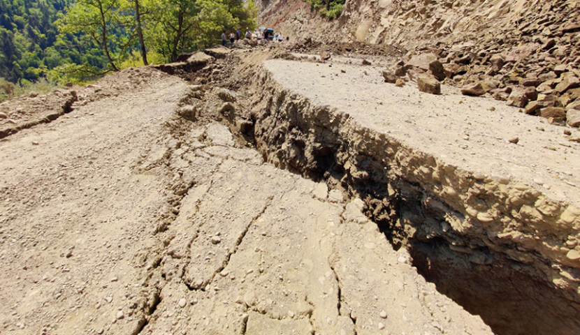 "მოგზაურ ხალხს გაუზიარეთ, ამ გზით არ წამოვიდნენ" - გოდერძის უღელტეხილზე გზა დაზიანდა