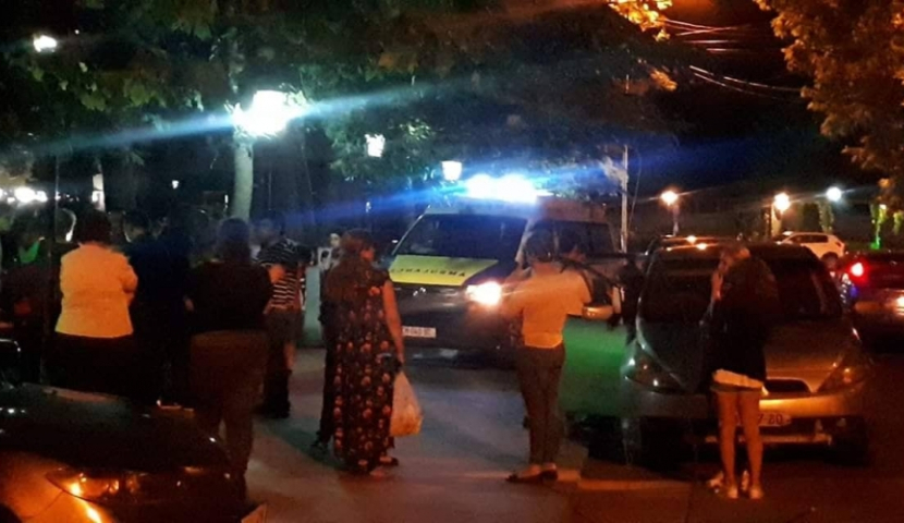 ბორჯომში, 1–ლ სკოლასთან ადგილობრივები არიან შეკრებილი