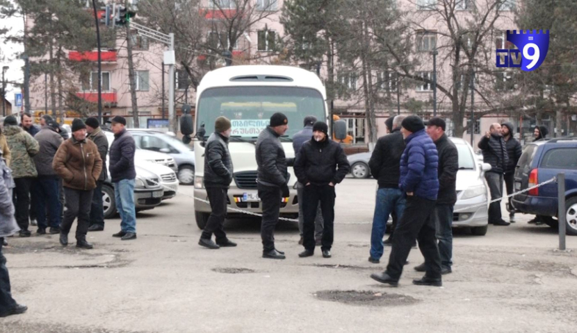 "ერთი ლარი არ აქვს დახარჯული, ფულის გაკეთება უნდა" -ახალციხელი მძღოლები ავტოსადგურზე ფასის მატებას აპროტესტებენ